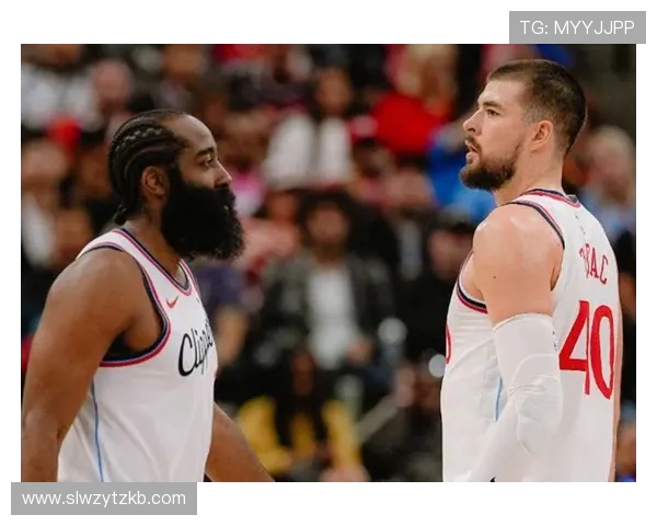 哈登专注训练祖巴茨与科林斯默契配合展现随机应变团队进攻新思路